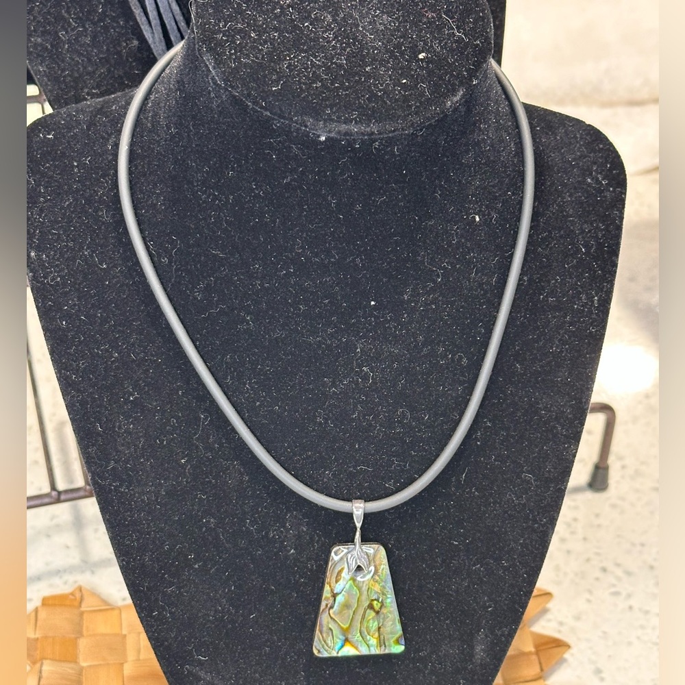 823. Paua Abalone .925 Sterling Silver & black cord pendant necklace - Picture 3 of 3